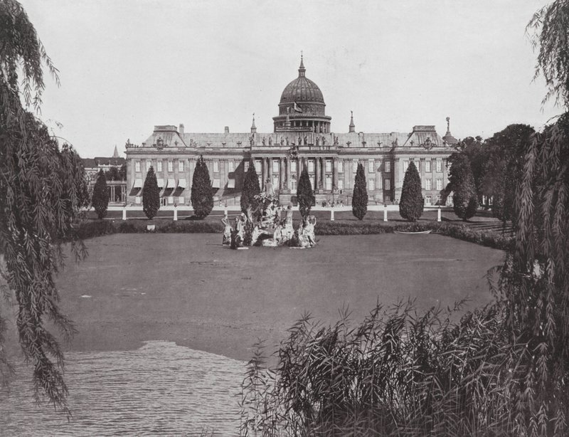 Potsdam, château de la ville et Neptunsfontane (b/w photo) - German Photographer