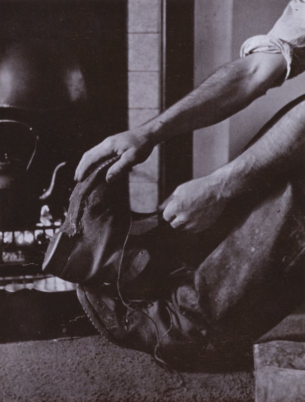 Enlever les bottes - Harold Burdekin