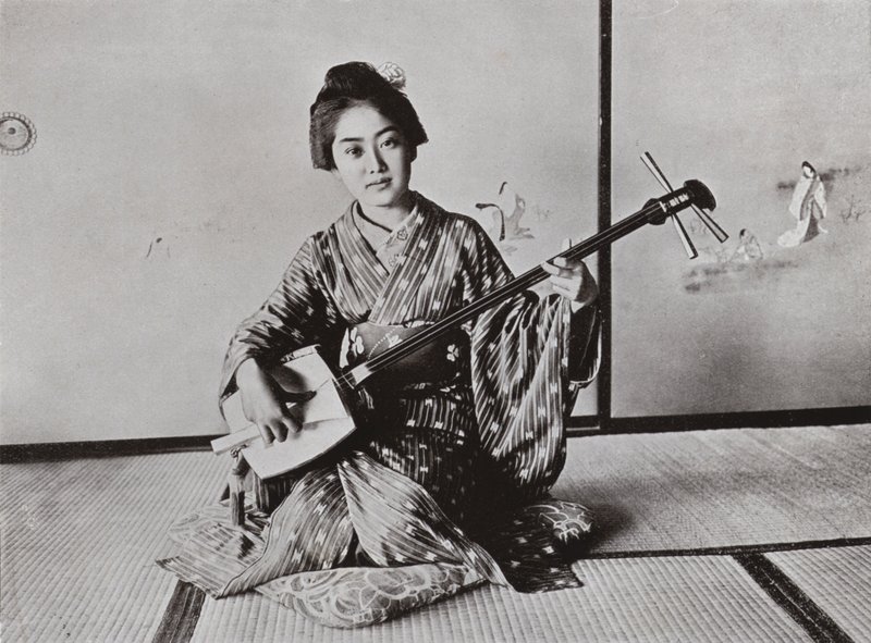Une Geisha jouant du Samisen (photo) - Herbert Ponting