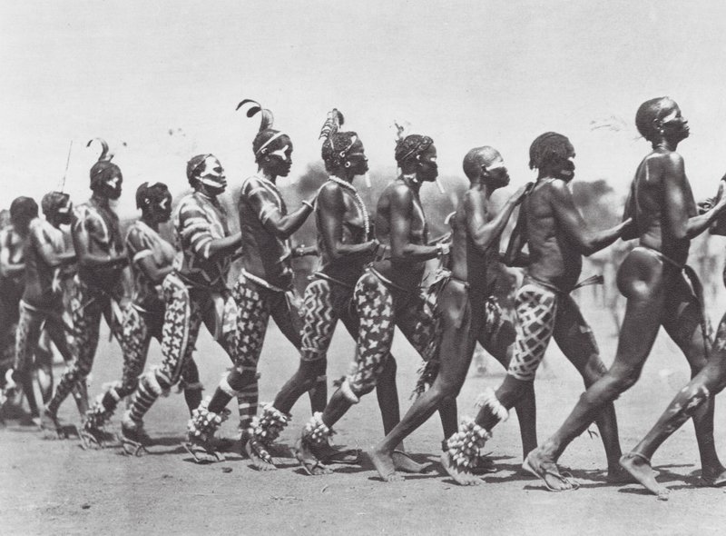 Afrique : Femmes Nuba dansant (photo b/n) - Hugo Adolf Bernatzik