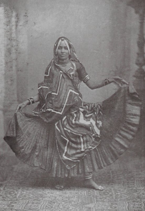 Bombay / Mumbai : Danse de la jupe indienne (photo n/b) - Indian photographer
