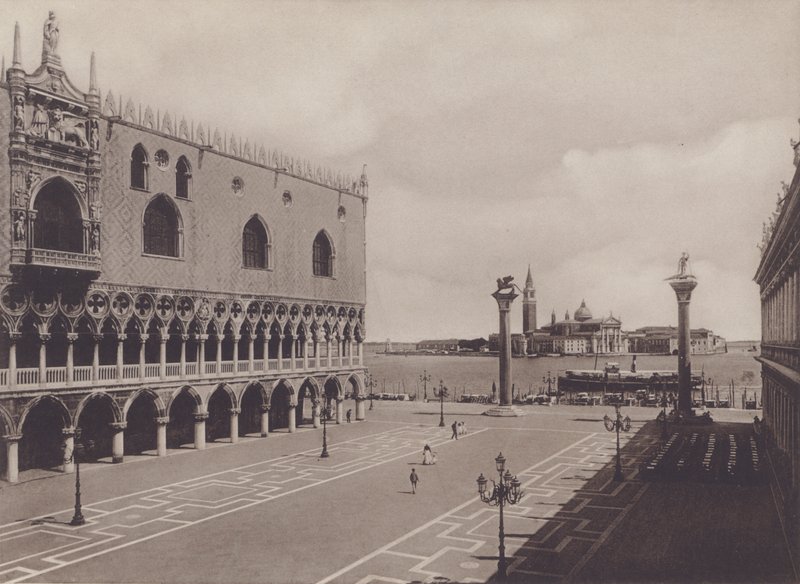 Piazzetta (photo n/b) - Italian Photographer