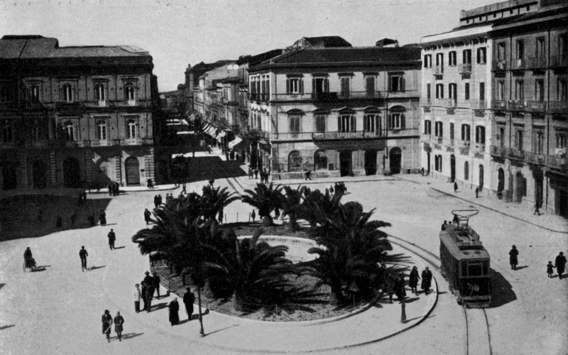 Tarente, Place Giordano Bruno (photo n/b) - Italian Photographer