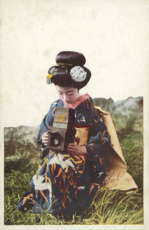 Femme japonaise en costume traditionnel (photo couleur) - Photographer Japanese