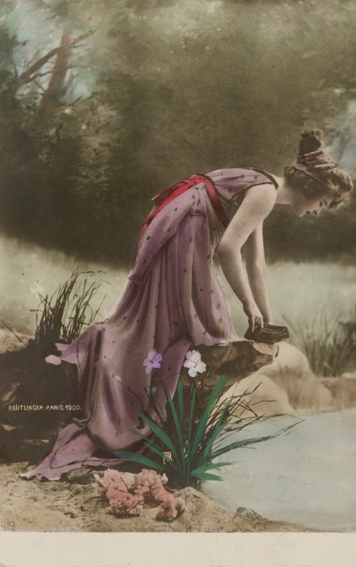 Femme regardant dans un étang - Studio Reutlinger