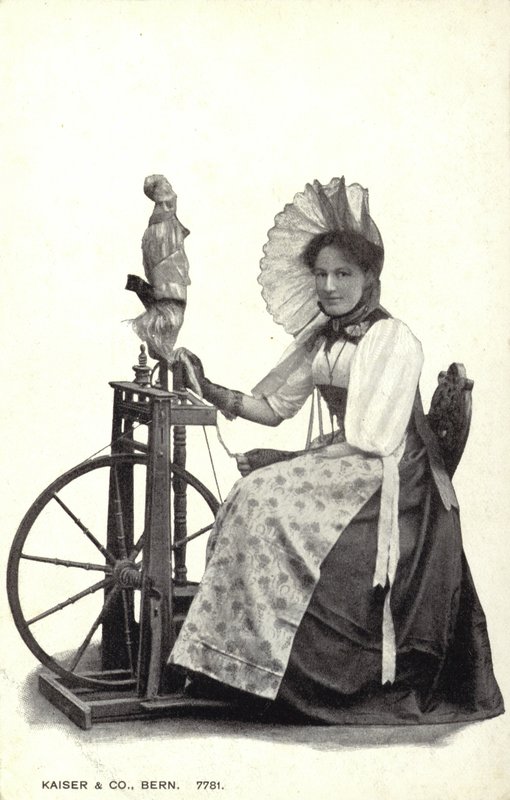 Femme assise à un rouet - Swiss Photographer